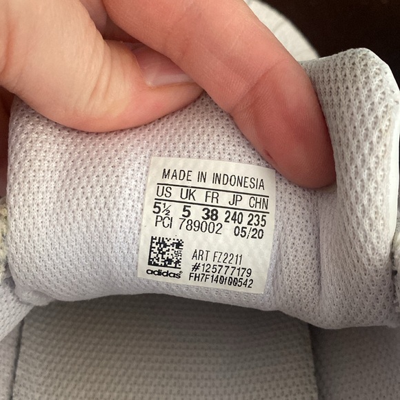 Adidas men’s size 5.5 fit a woman’s 7.5 - Picture 5 of 5